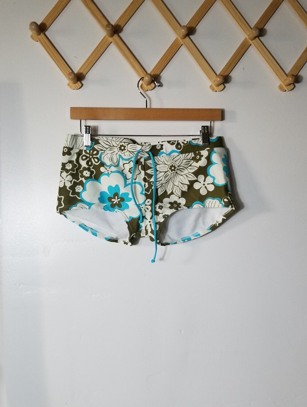 NO BOUNDARIES WOMEN'S FLORAL BLUE, WHITE, DARK OLIVE FLORAL SWIM SHORTS SIZE L